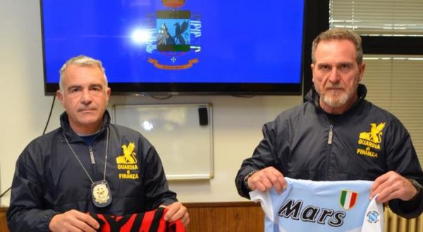 Sequestrate maglie “Vintage” contraffatte di club serie A anni ’80