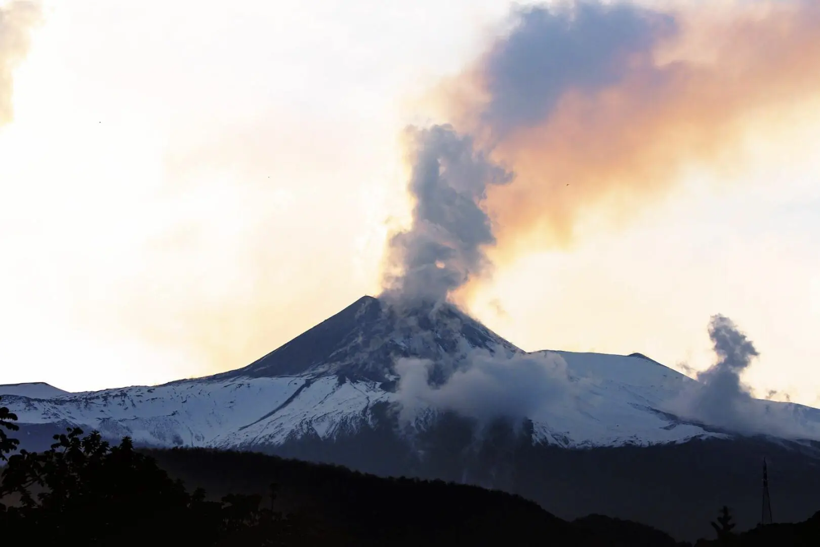 Eruzione dell’Etna, ripristinata la regolare attività di volo da e per Catania