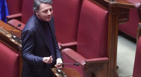 Caro bollette, Renzi “Arriva stangata, Meloni si volta dall’altra parte”
