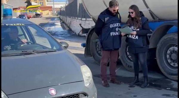 Frode fiscale nelle accise sui carburanti, sequestrate 10 aziende