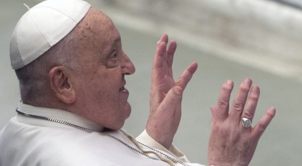 Per il Papa notte serena, colazione in poltrona