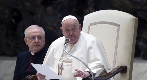 Le condizioni del Papa in “lieve miglioramento”