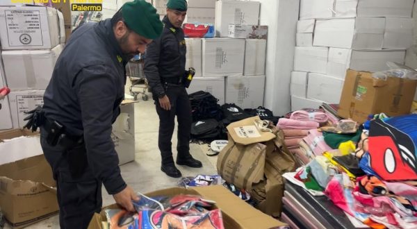 Palermo, pubblicizzavano abbigliamento e accessori contraffatti sui social e poi li vendevano nei negozi. Tre denunciati