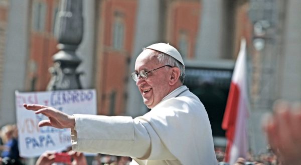 Le condizioni di Papa Francesco sono ancora critiche ma è vigile