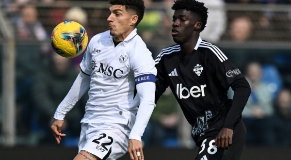 Il Napoli cade a Como e l’Inter sorride, sorpasso in testa