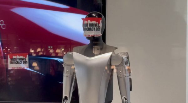 Protesta contro Trump e Musk a Milano, imbrattato uno store di Tesla