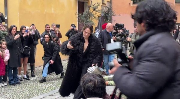 Sanremo, Irama entra in Piazza San Siro con un elmo