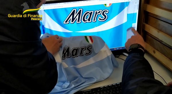 Maglie club di Serie A anni ’80 contraffatte, sequestro a Pescara