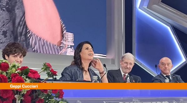 Geppi Cucciari “Un bacio alla Meloni? Lo mando col braccio di Elodie”