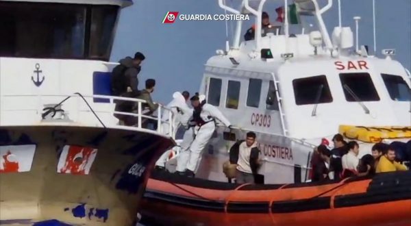 Guardia Costiera salva in Calabria 130 migranti, le immagini