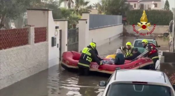 Maltempo nel messinese, i soccorsi in gommone dei Vigili del Fuoco