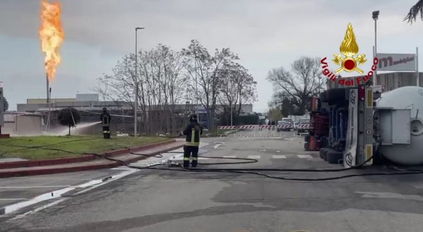 Si ribalta autocisterna carica di gpl, case evacuate nel Cosentino