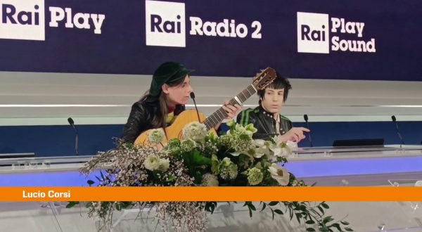 Sanremo, Lucio Corsi in sala stampa suona brano inedito