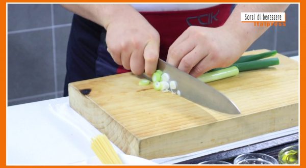 Sorsi di benessere – Crema leggera di zucchine, cipollotto e mandorle