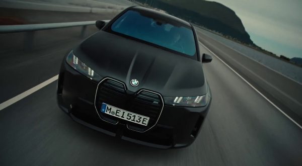 BMW iX, lusso e piacere di guida a zero emissioni