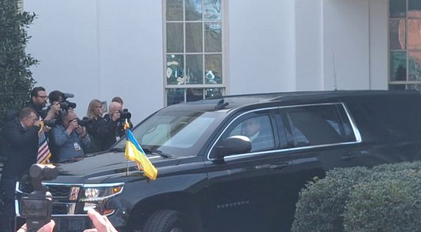 Zelensky lascia la Casa Bianca dopo la lite con Trump