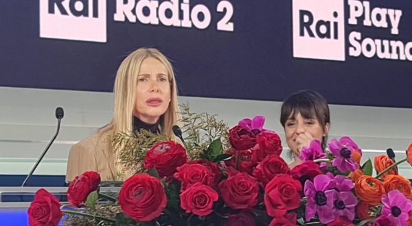 Sanremo, Alessia Marcuzzi canta Luis Miguel in conferenza stampa