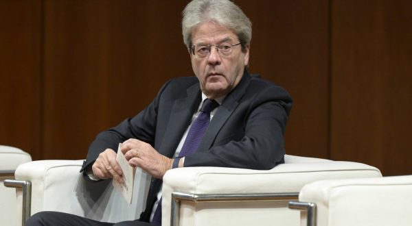 Gentiloni “L’eclissi dell’Occidente in diretta, Meloni scelga”