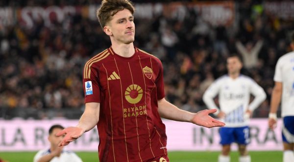 La Roma piega il Como 2-1 con Saelemaekers e Dovbyk