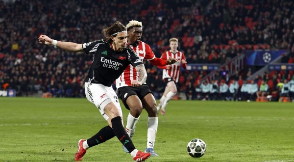 L’Arsenal ne fa sette in casa Psv, in gol anche Calafiori