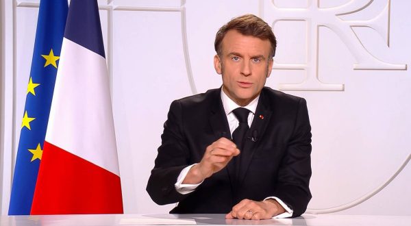 Macron “La minaccia russa tocca tutta l’Europa”