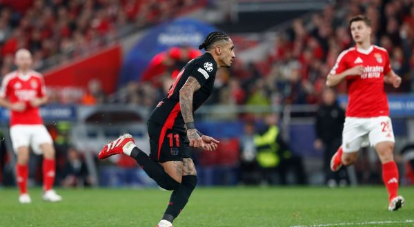 Il Barça passa in casa del Benfica, decide Raphinha