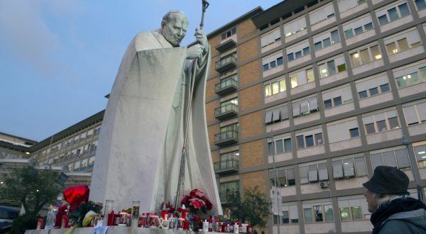 Notte tranquilla per il Papa, si è svegliato alle 8