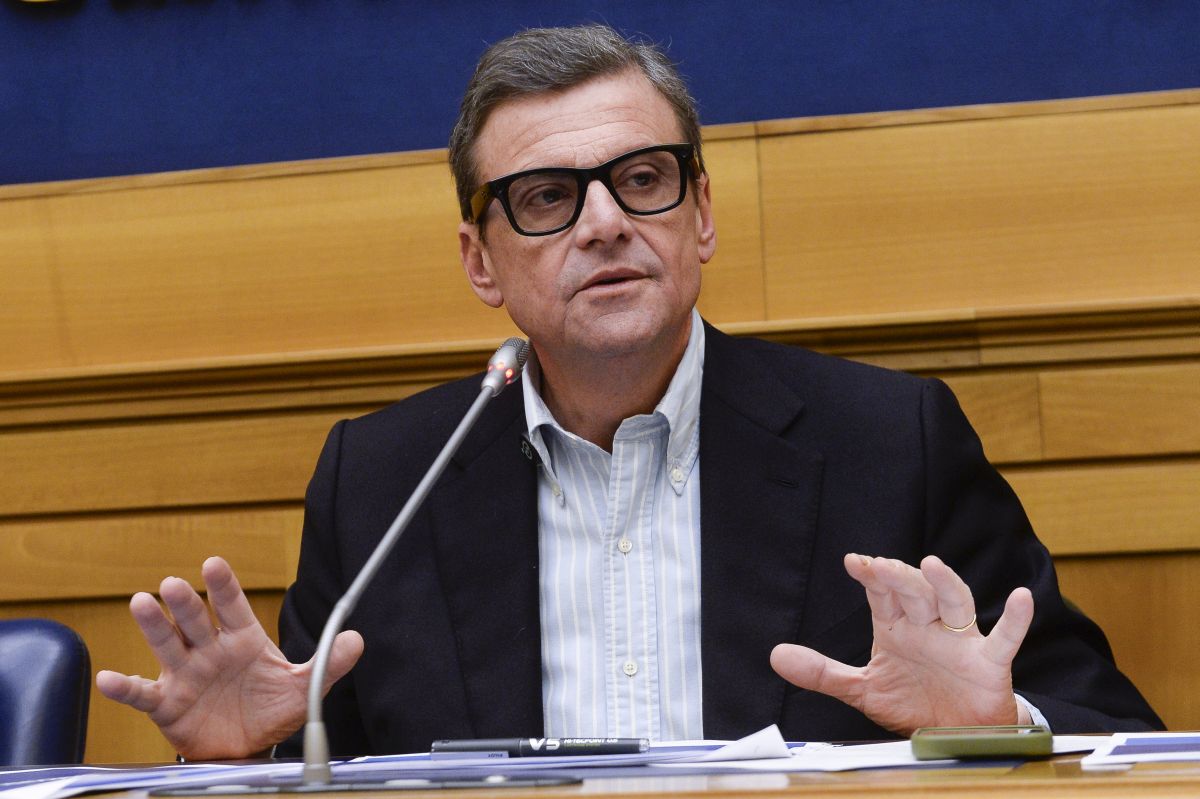 Calenda &ldquo;Trump ha puntato coltello alla gola per indurre Kiev a tregua&rdquo;