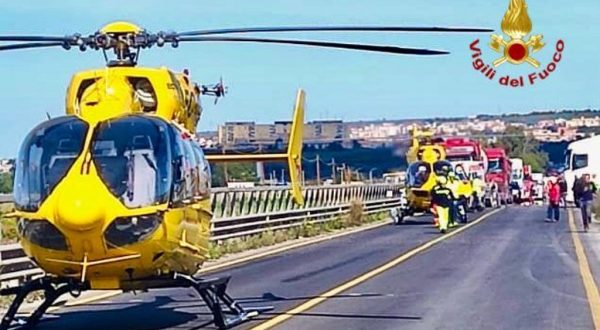 Scontro frontale nel siracusano, tre morti e otto feriti