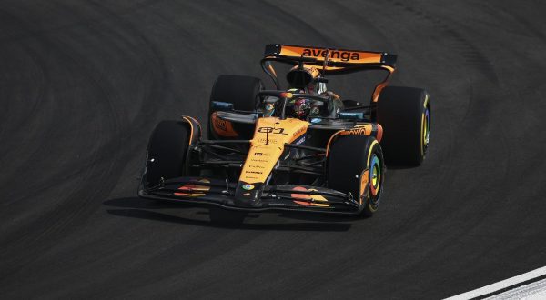 Piastri in pole position a Shanghai, Hamilton 5° e Leclerc 6°