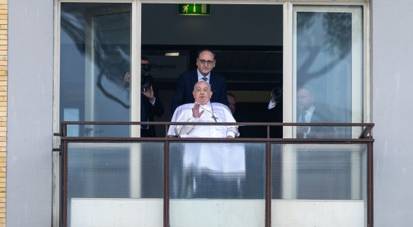 Papa Francesco “Grazie per vostre preghiere, ditele anche per la pace”