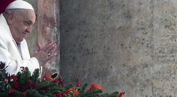 Papa Francesco “Chiesa offra ospitalità e cura a vittime di abusi”