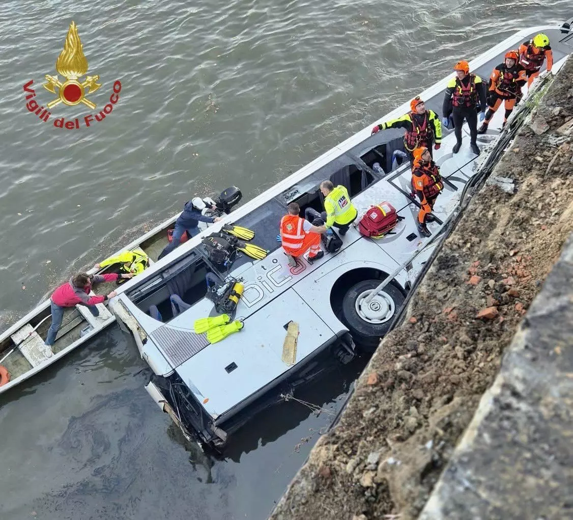 Bus turistico precipita dal ponte in centro a Torino, morto autista