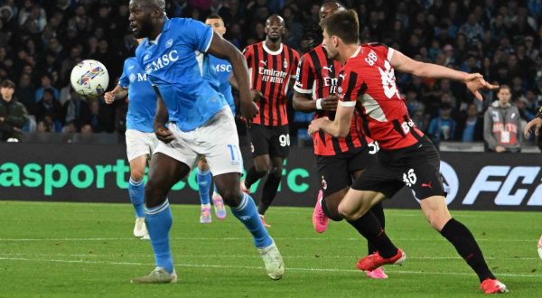 Il Napoli piega il Milan 2-1 e resta a -3 dall’Inter