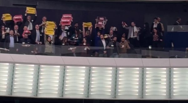 La protesta del M5S al Parlamento Europeo, Conte “Basta Armi”