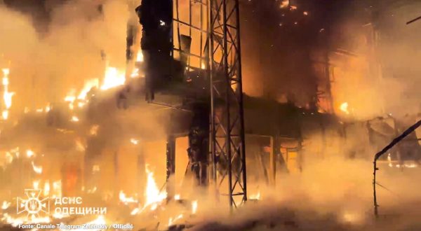 Ucraina, Odessa in fiamme per i bombardamenti russi