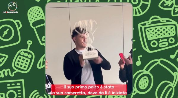 Olly ritira il premio della Giuria degli Adolescenti