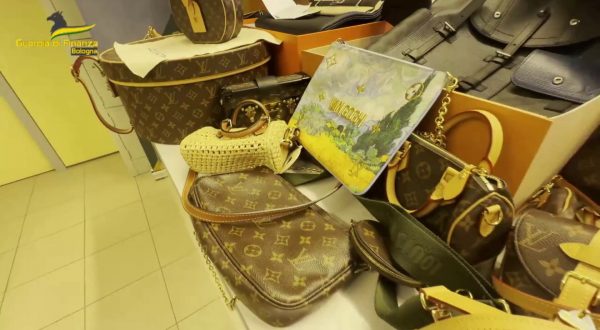 Evasione fiscale, GdF di Bologna sequestra 2 mln a imprenditori cinesi