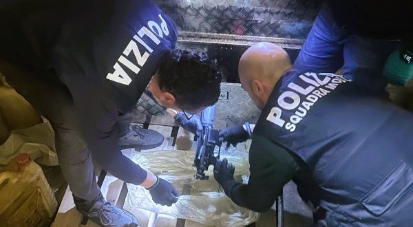 La Polizia scopre un arsenale di armi a Gela, arrestato un cinquantenne