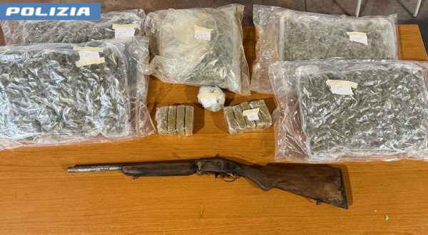 In una grotta a Catania trovati 6 chili di droga ed un fucile