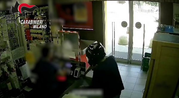 Con una pistola in pugno assalta un supermercato, le immagini
