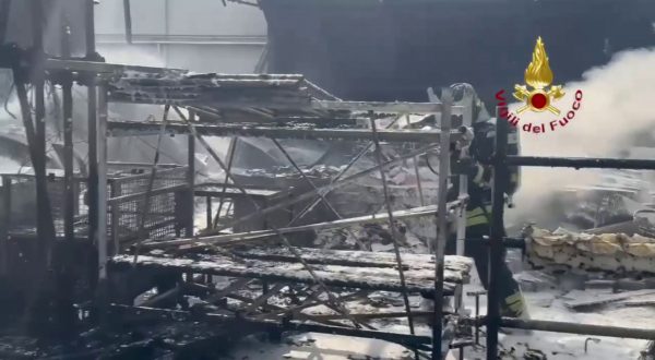 Esplosione in fabbrica di chewing gum a Milano, densa colonna di fumo