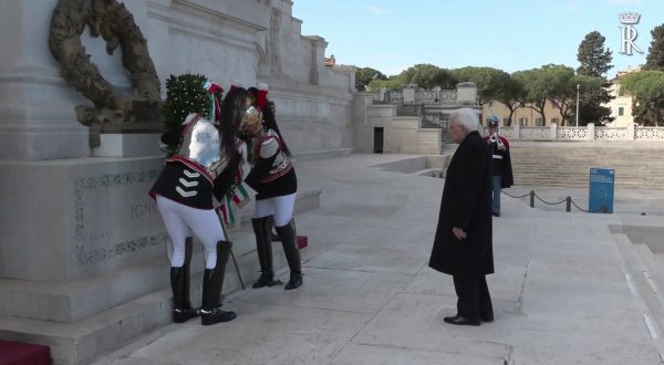 Unità Nazionale, Mattarella depone corona all’altare della Patria
