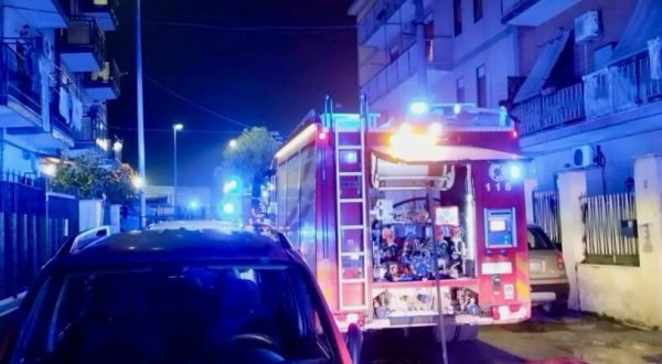 Incendio nella notte a Palermo, una persona ustionata