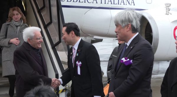 Mattarella in visita ufficiale in Giappone, l’atterraggio a Tokyo