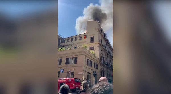 Incendio in centro a Palermo, le immagini del rogo