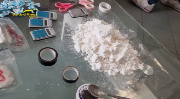 Palermo, scoperta centrale di produzione crack