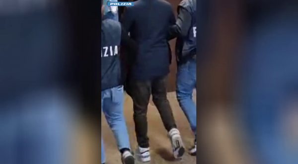 Si fingono carabinieri per avere soldi e droga, arrestati due romani