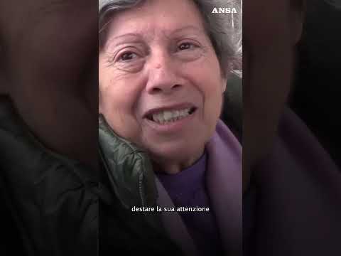 La signora salutata dal Papa: “Fiori gialli che ricordano la luce” #ansa