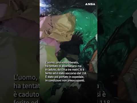 Dorme tra i rifiuti e finisce per sbaglio nel compattatore: salvato all’ultimo #ansa